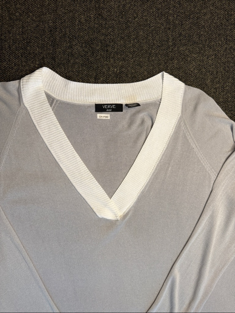 Verve Ami Light Gray V-Neck Sweater with White Trim sz XL - Picture 4 of 7